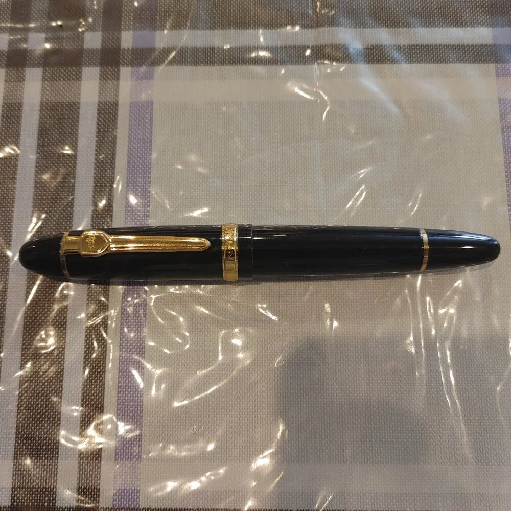 Fountain Pen color: Black and Gold